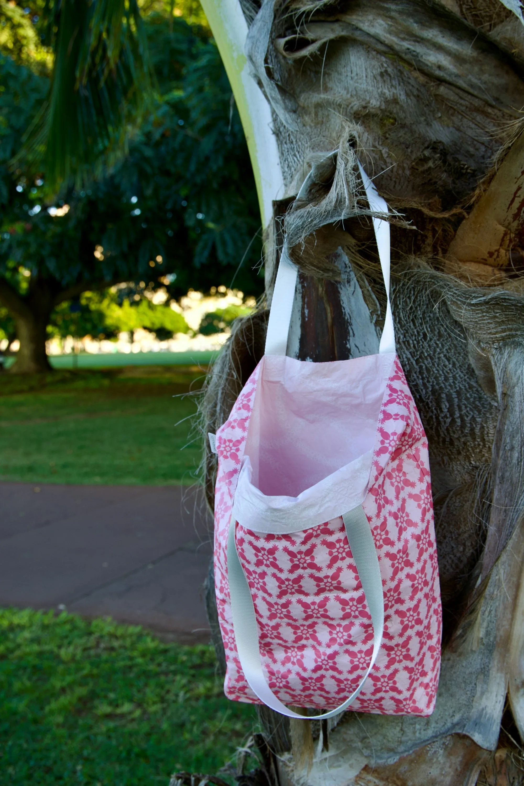 Hawaii Tote Hawaiian Quilt Hibiscus Pineapple Pinks & Plumeria Leis (Reversible)